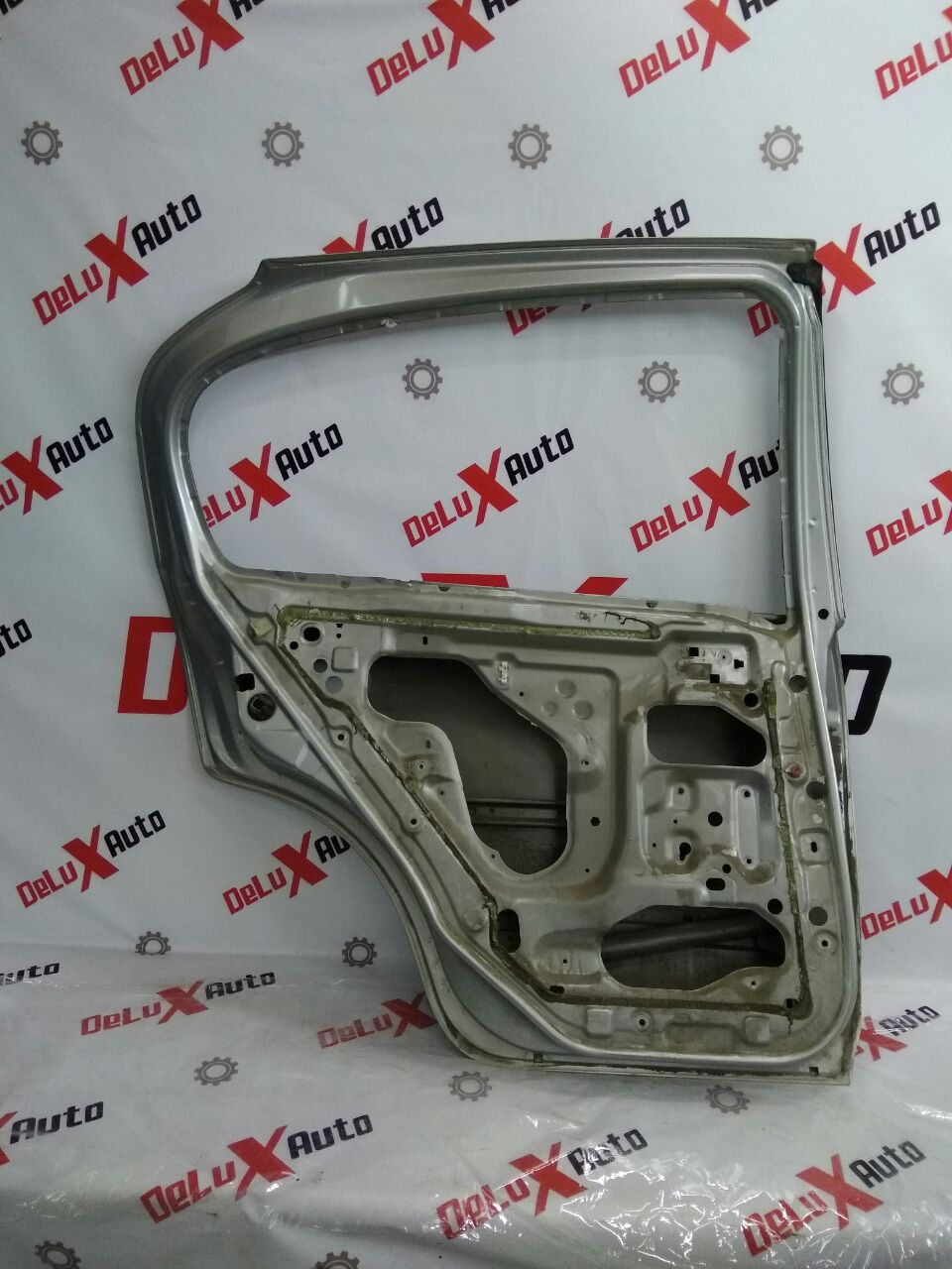 ușă spate stânga pentru Nissan Almera 1.5 · 2005 hatchback