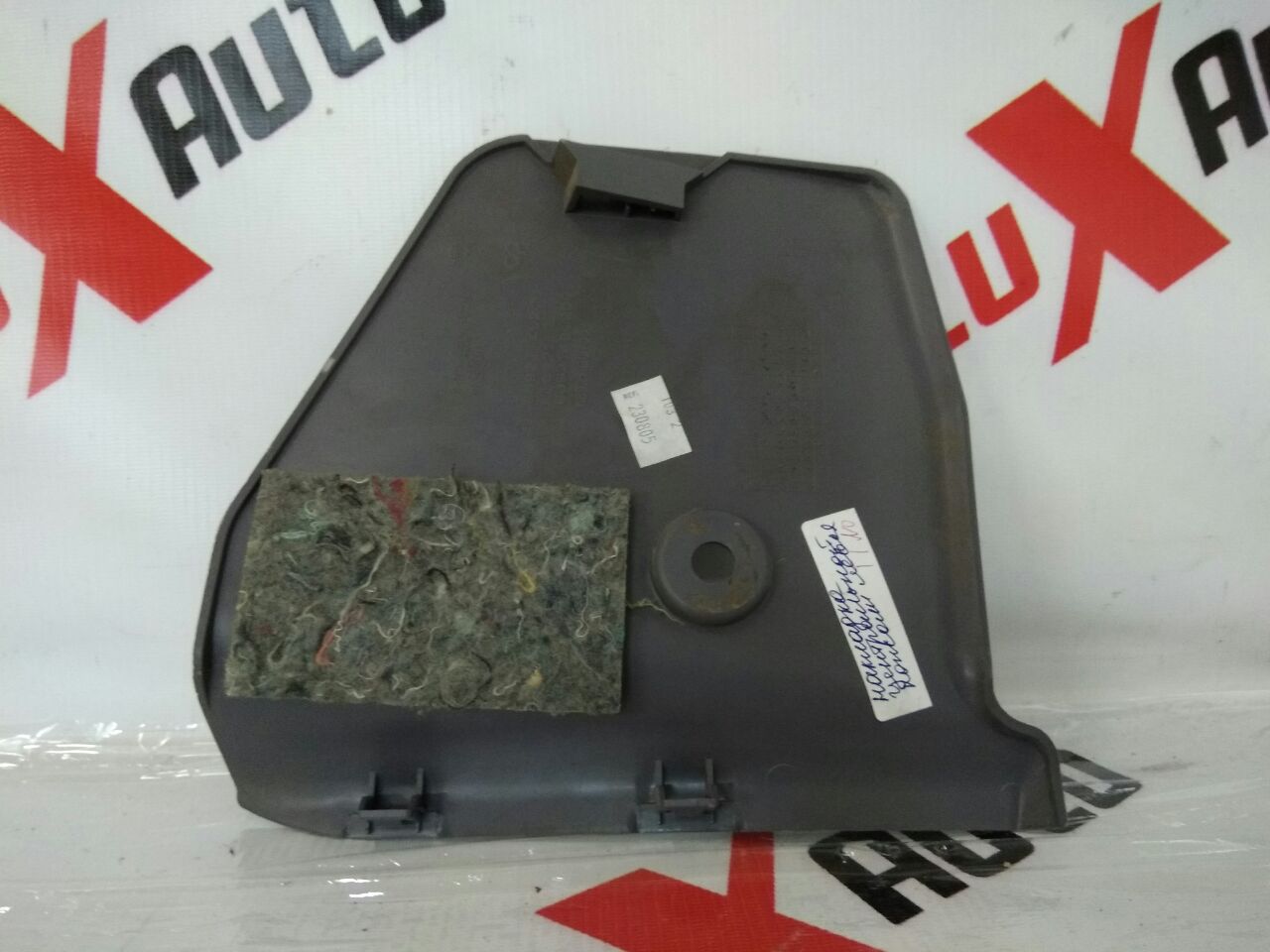 Накладка центральной консоли левая для Nissan Almero Tino 2.0 · 2006