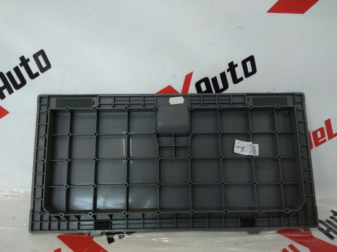 capac sub spate dreapta scaun pentru Nissan Almera Tino 2.0 · 2006