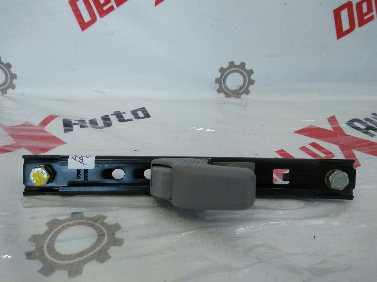 Фиксатор ремня безопасности левый для Nissan Almero Tino 2.0 · 2006