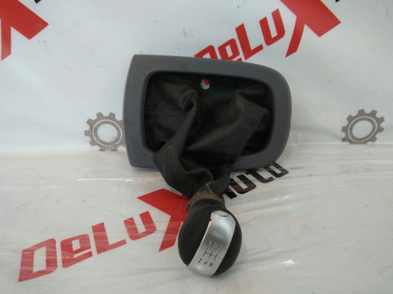 Кожух рычага КПП для Nissan Almero Tino 2.0 · 2006