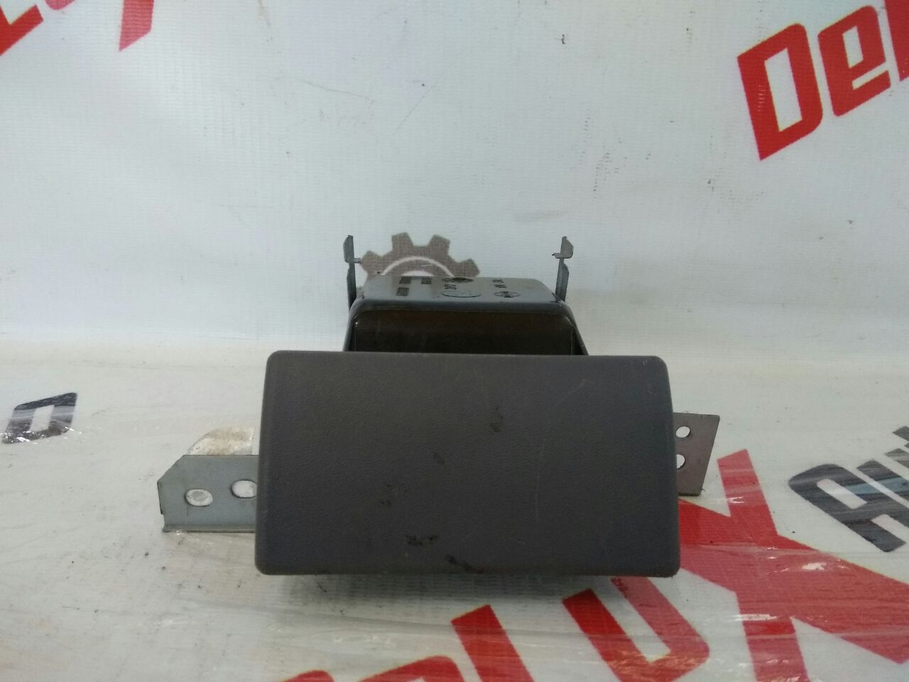 Пепельница для Nissan Almero Tino 2.0 · 2006