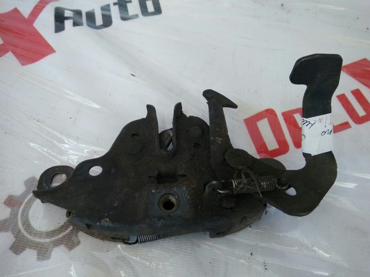 Замок капота для Nissan Almero Tino 2.0 · 2006