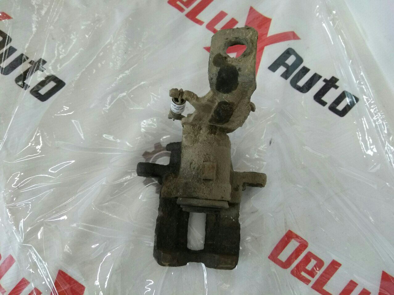 etrier spate stânga pentru Nissan Almera Tino 2.0 · 2006