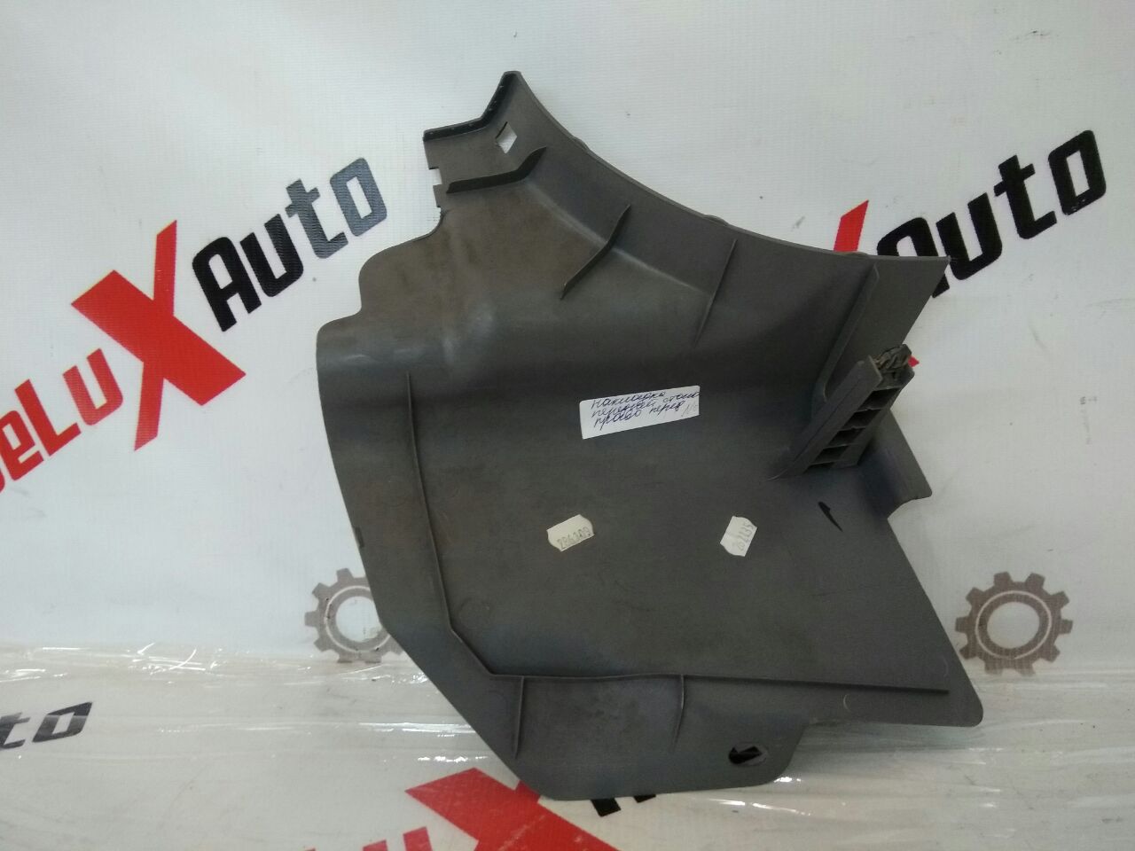 Накладка передней стойки нижняя правая для Nissan Almero Tino 2.0 · 2006