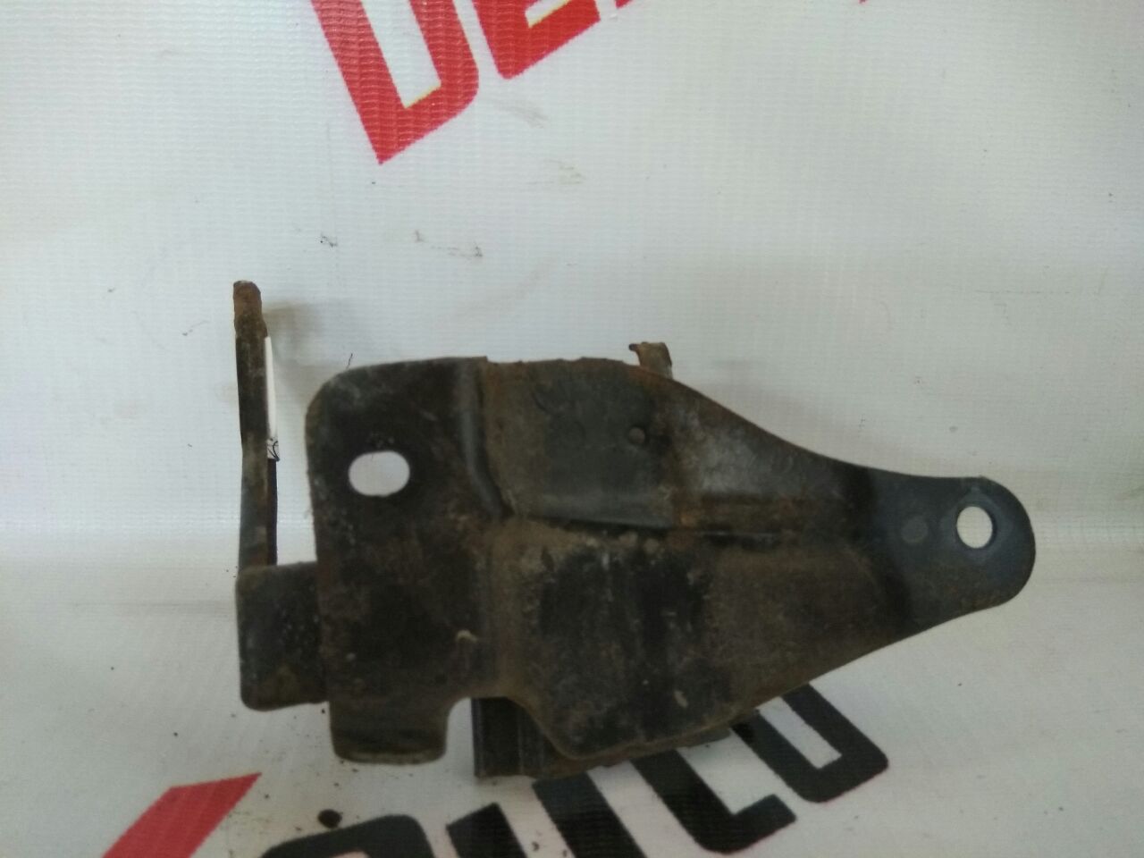 Крепление бачка для Nissan Almero Tino 2.0 · 2006