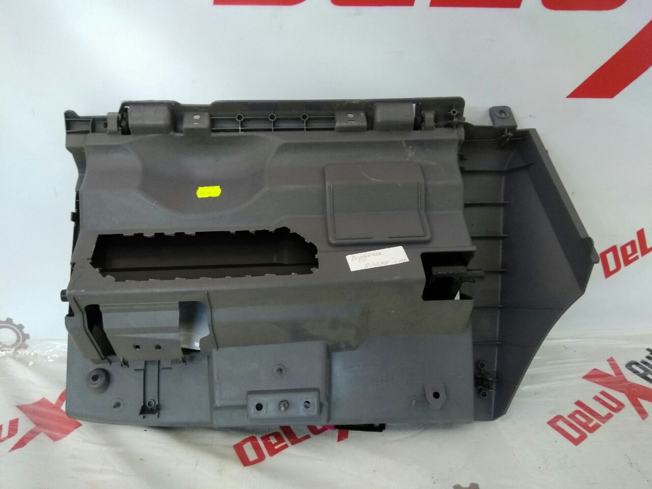 Бардачок для Nissan Almero Tino 2.0 · 2006