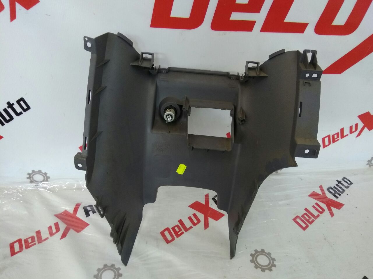 central consolă sub bord pentru Nissan Almera Tino 2.0 · 2006
