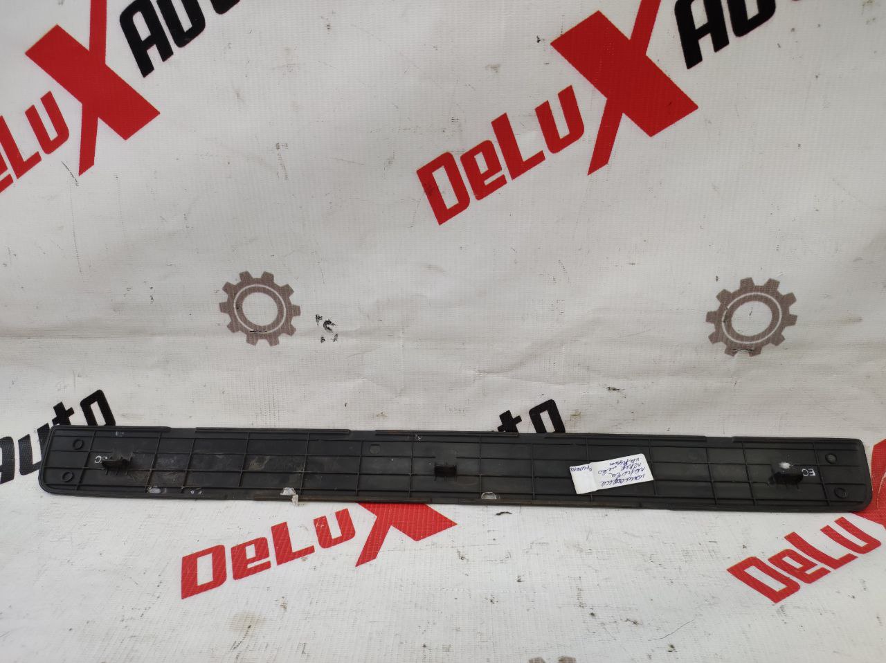 ornament exterior față stânga prag pentru Nissan Primera P11 · 2000 break