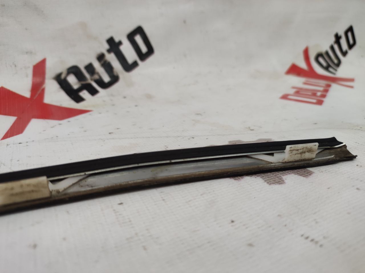 ornament parbriz geam superior pentru Nissan Primera P11 · 2000 break