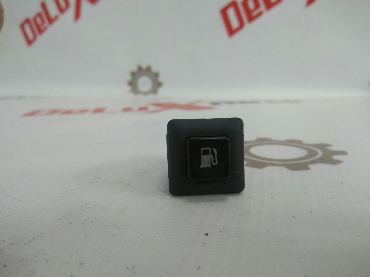 Кнопка открытия бака