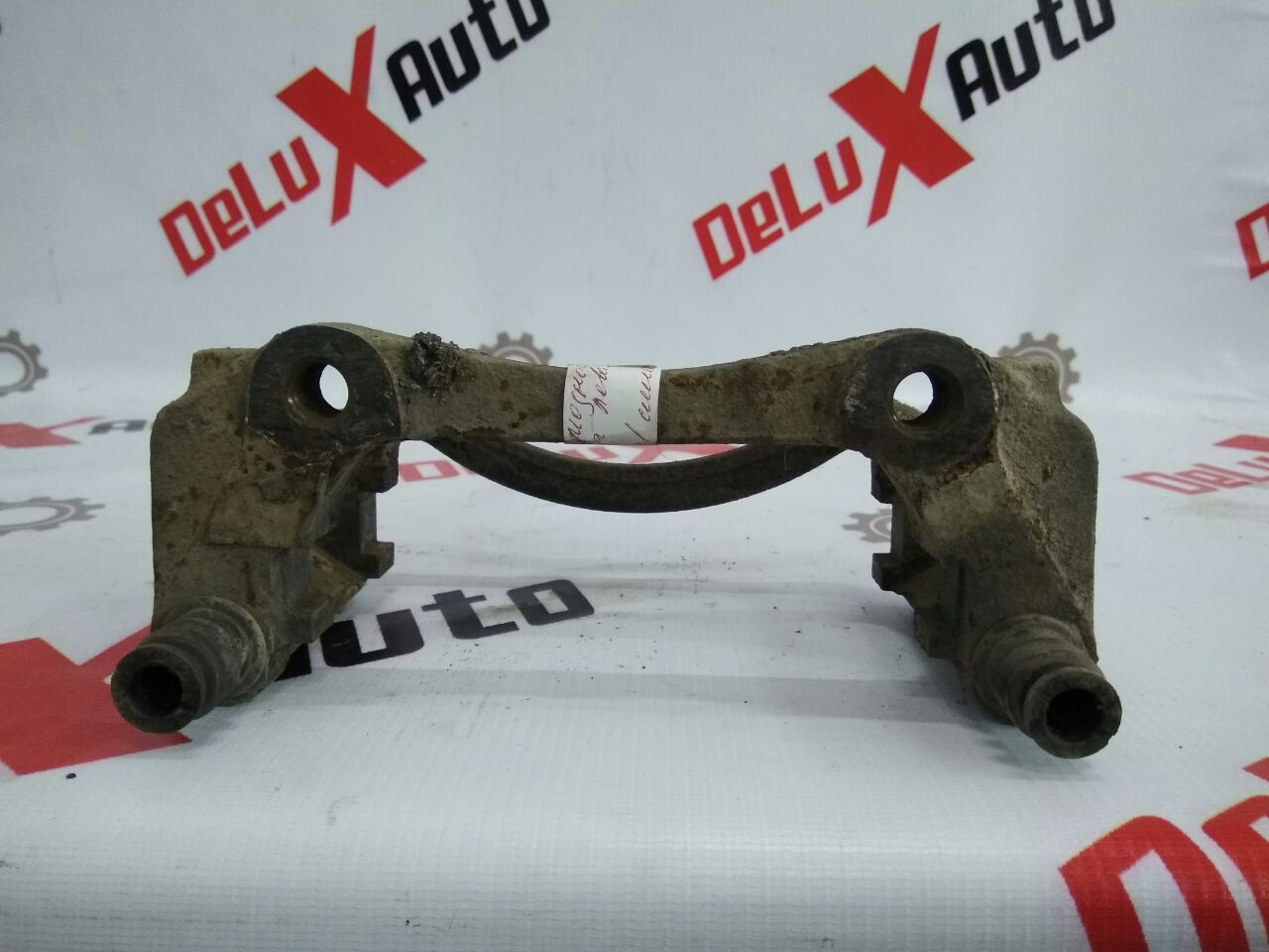 Скоба суппорта передняя левая для Opel Sintra 2.2 T.D · 1999