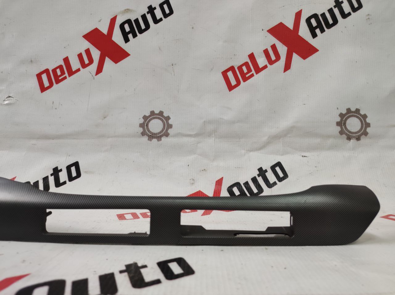 ornament bord central pentru Toyota Avensis 2.0 · 2002–2004