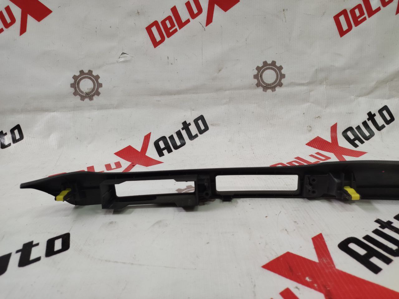 ornament bord central pentru Toyota Avensis 2.0 · 2002–2004