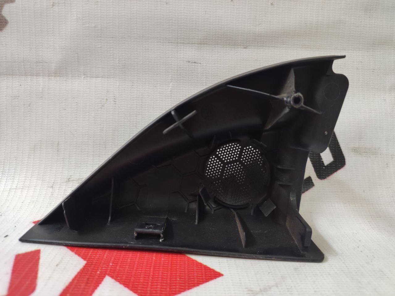 Накладка пищалки передняя правая для Toyota Avensis 2.0 · 2002–2004