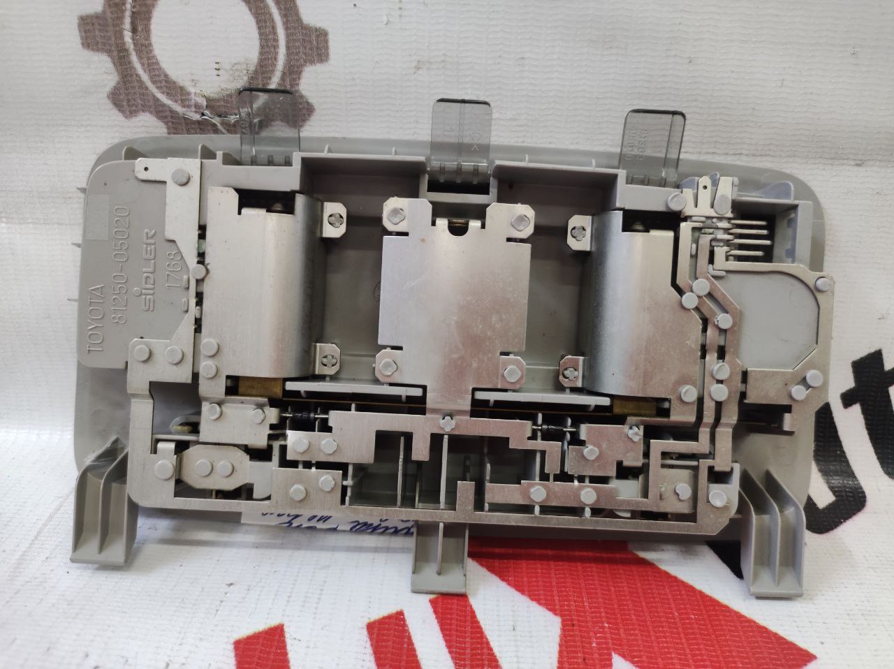 lampă plafon plafon spate pentru Toyota Avensis 2.0 · 2002–2004