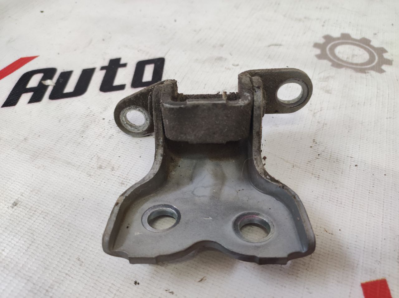Петля передней правой двери нижняя для Toyota Avensis 2.0 · 2002–2004