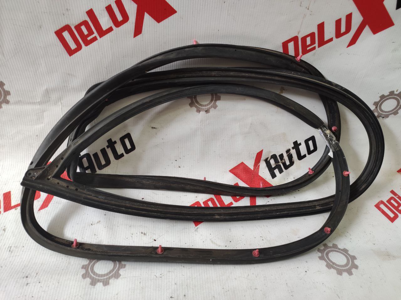 garnitură caroserie spate dreapta pentru Toyota Avensis 2.0 · 2002–2004