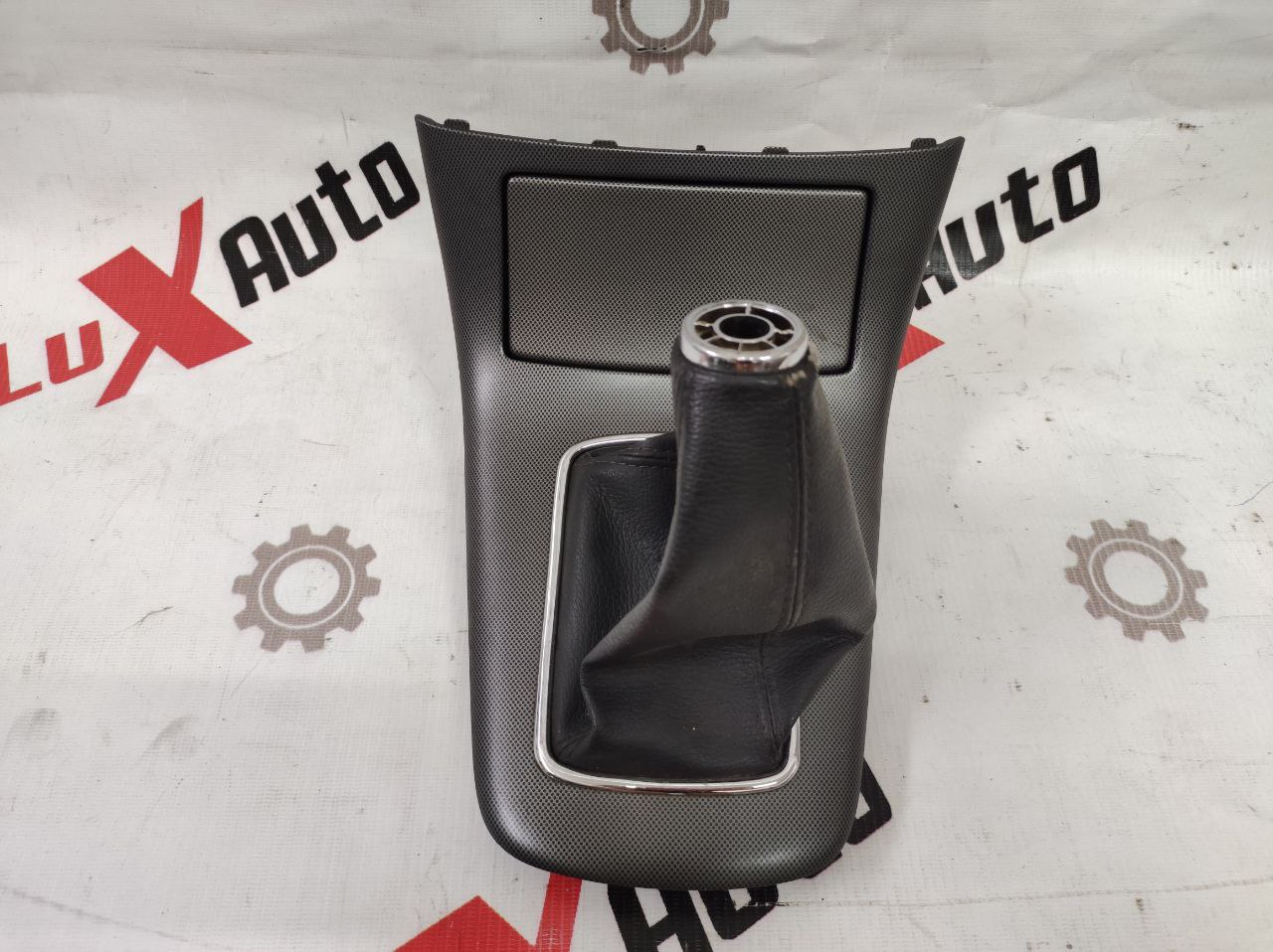 Кожух КПП с декоративной накладкой и прикуриватель для Toyota Avensis 2.0 · 2002–2004