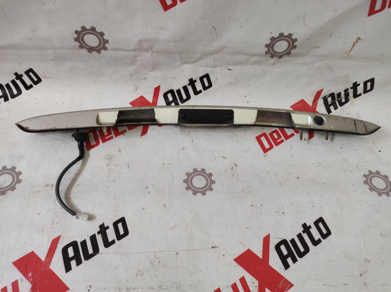 Накладка крышка багажника с кнопкой дефект для Toyota Avensis 2.0 · 2002–2004