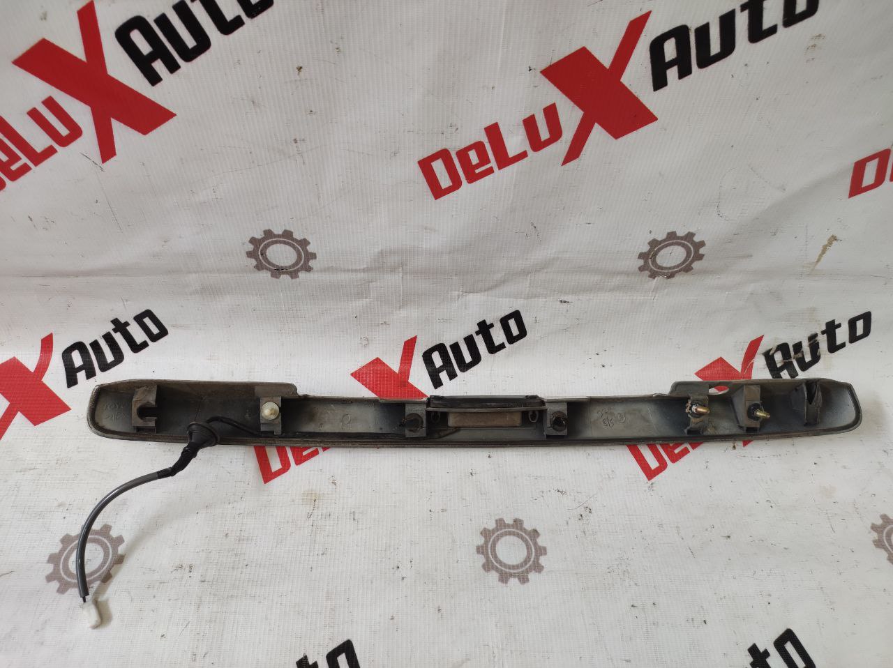 Накладка крышка багажника с кнопкой дефект для Toyota Avensis 2.0 · 2002–2004