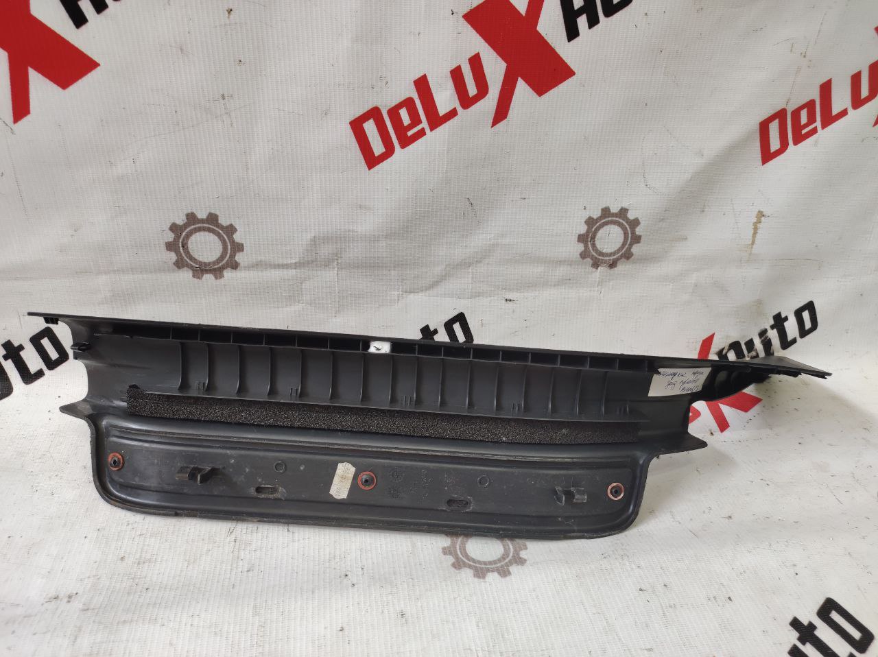 Накладка порога задняя правая для Toyota Avensis 2.0 · 2002–2004