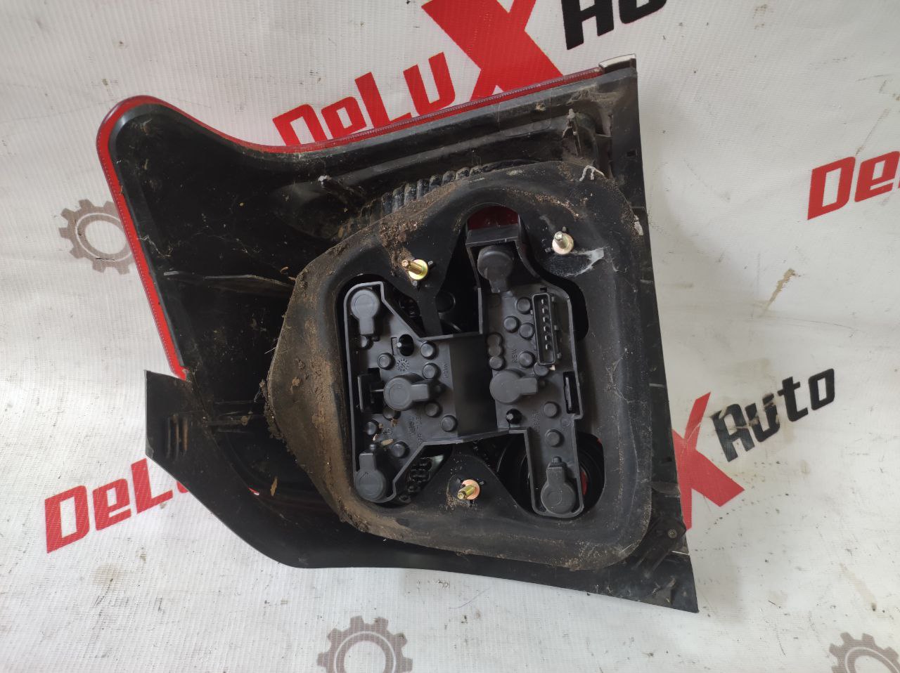 lampă spate stânga defect pentru Toyota Avensis 2.0 · 2002–2004